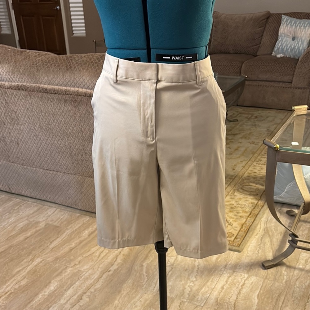 🔥 Closet Clear Out 🔥. Women's Tan Shorts. By Greg Norman